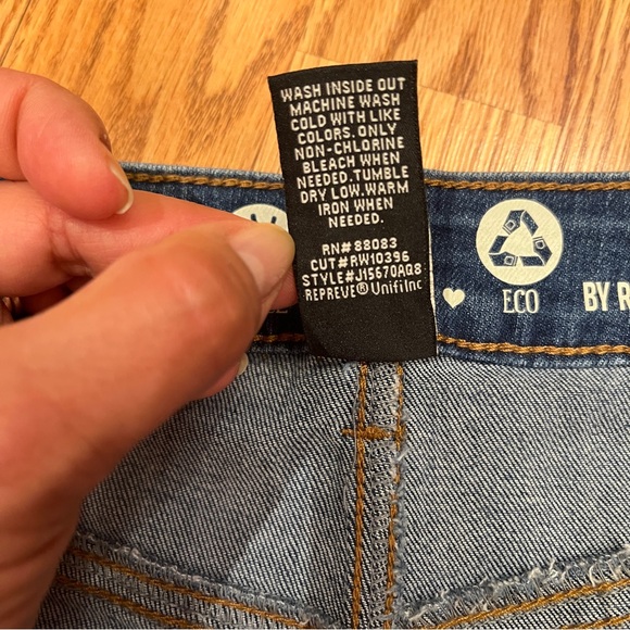 Rewash Distressed dark wash Denim shorts raw hem, size 11/30 - Picture 8 of 11